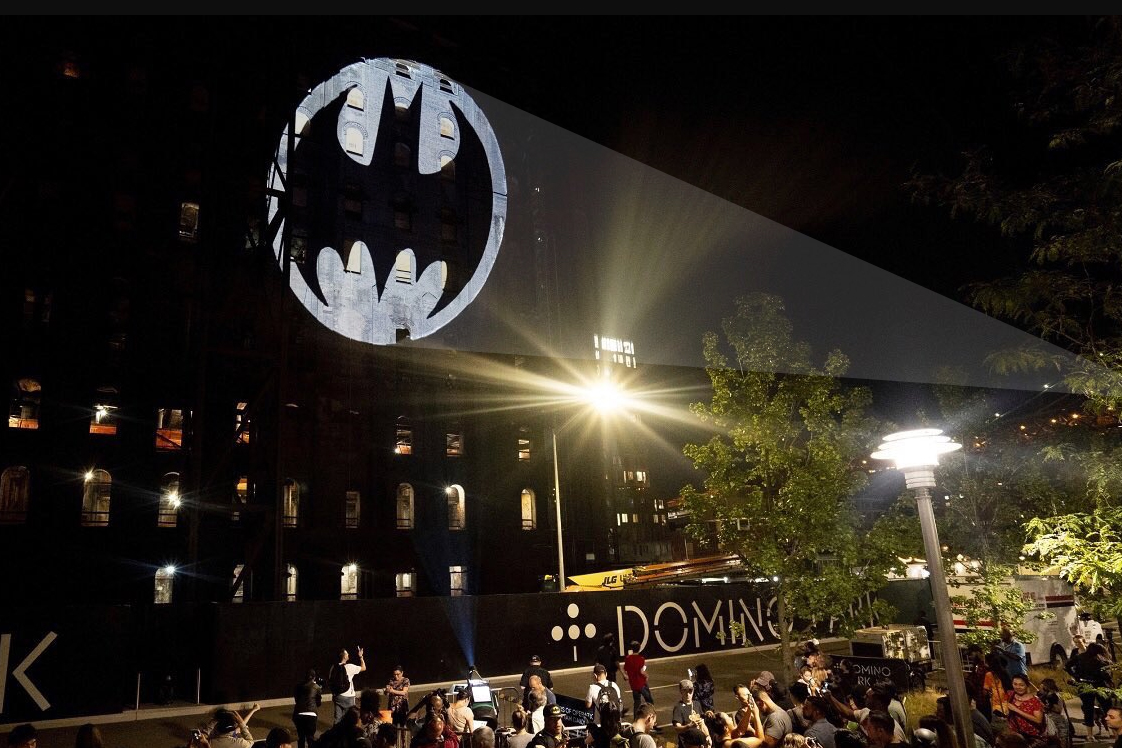 Use el proyector de logotipo para proyectar el logotipo de Batman: desata la magia del superhéroe