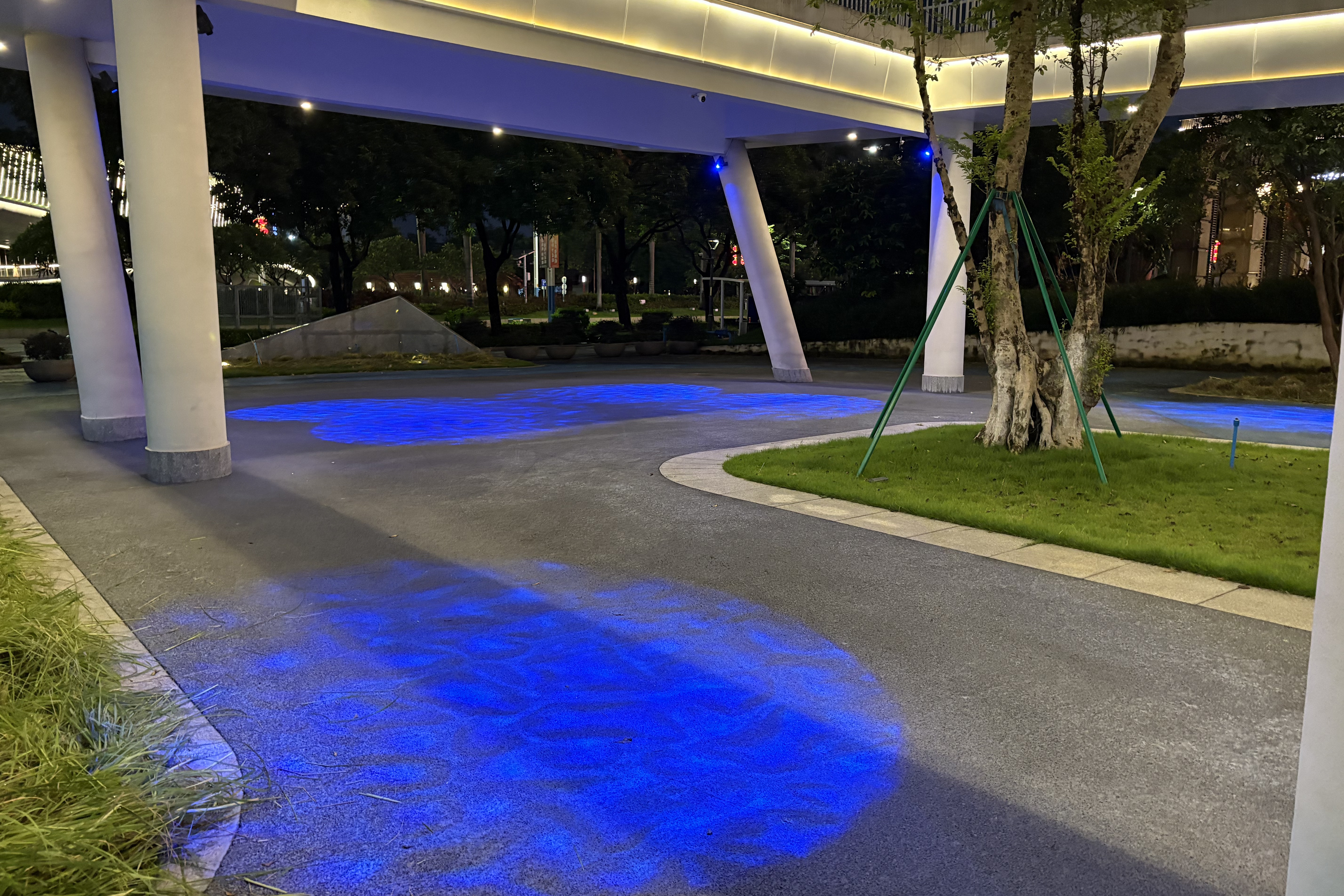 ¿Cómo usar un proyector GoBo para crear una ilusión inmersiva de agua en un parque de la ciudad?