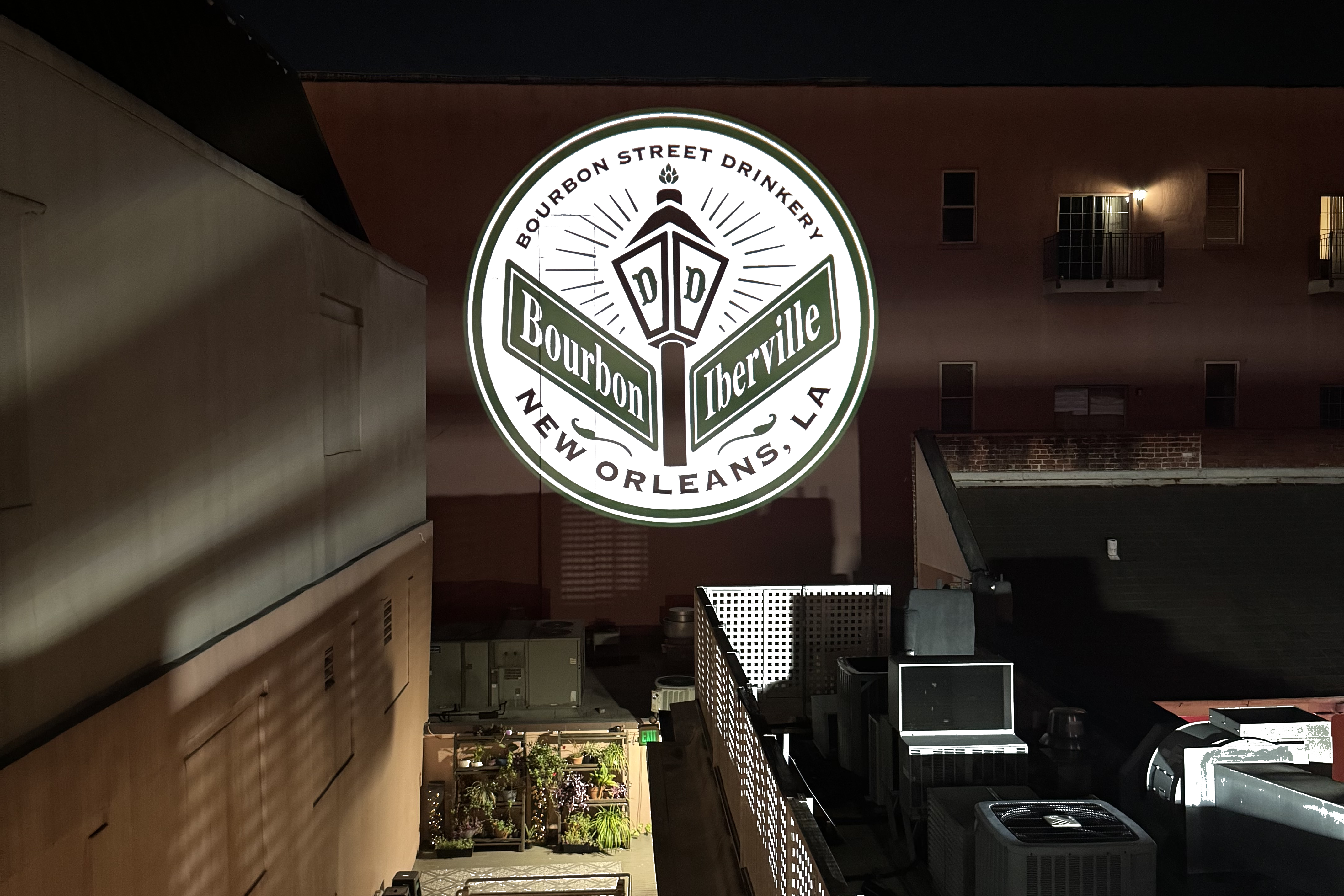 ¿Cómo usar las luces del proyector de logotipo de publicidad para llamar la atención de los clientes?