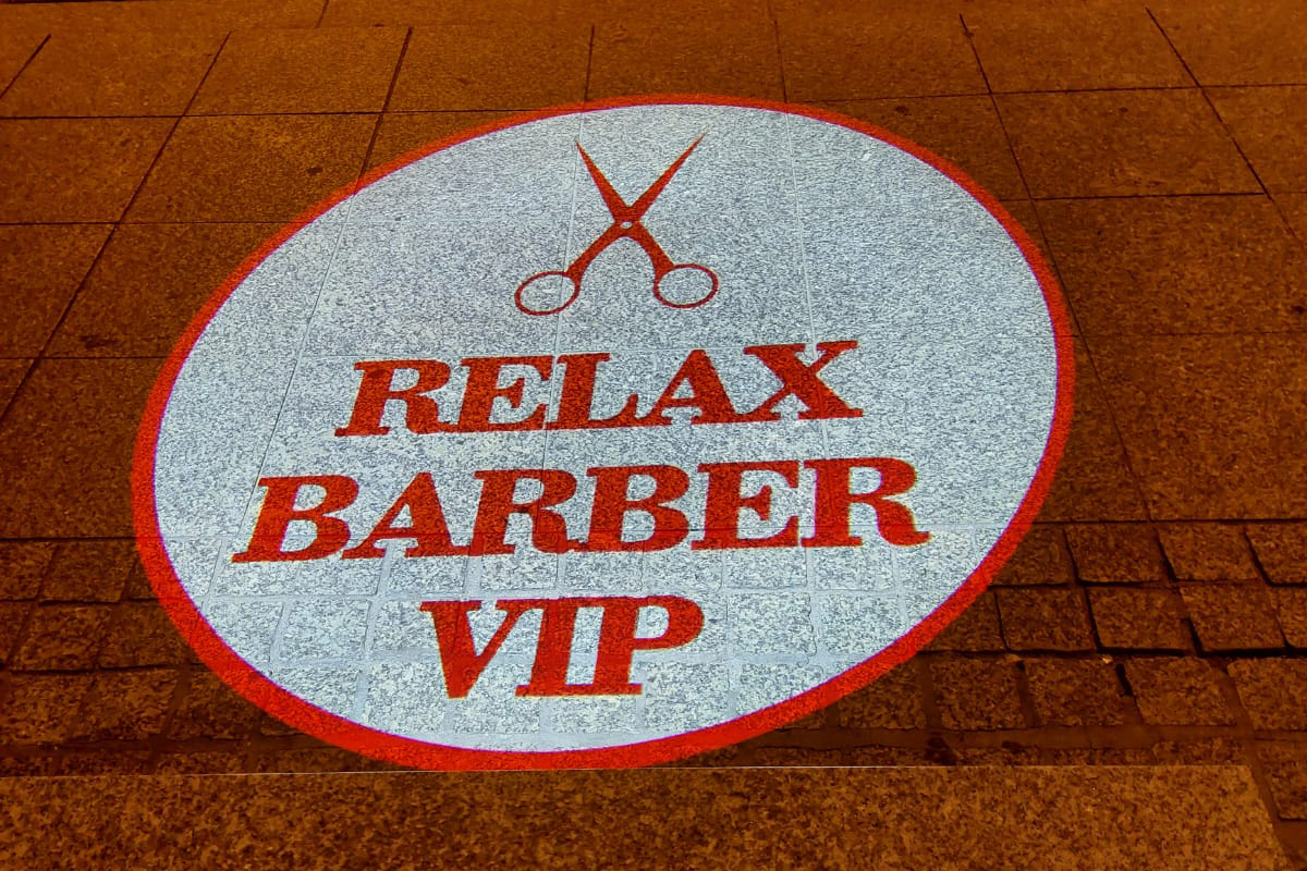 Las luces de proyector de publicidad GOBO crean un logotipo único para la peluquería: una solución de marketing innovadora para mejorar la imagen de la tienda